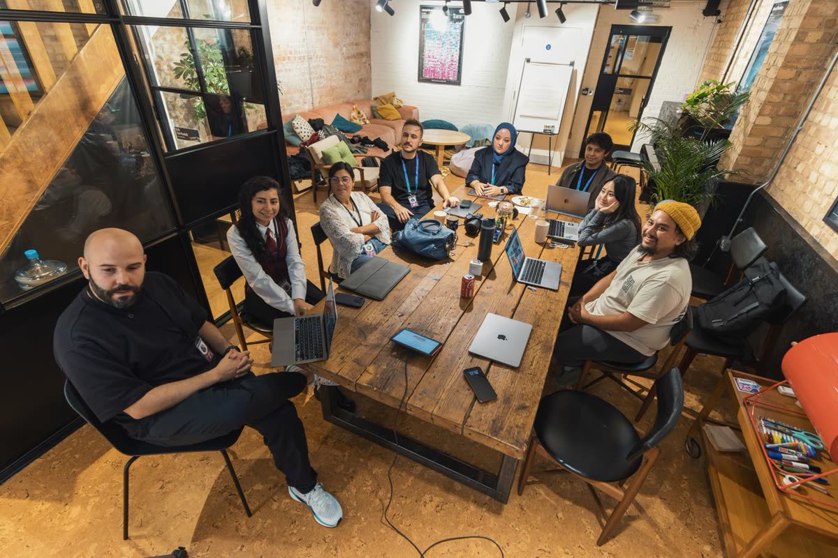 Equipo colaborando en una oficina